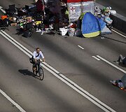 Honkongo gatvė, kurioje buvos susirinkę tūkstančiai protestuotojų.