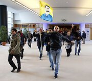 Kurdų demonstrantai įsiveržė į Europos Parlamentą. 