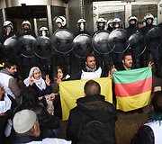 Kurdų demonstrantai prie Europos Parlamento