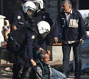 Turkijoje kurdus palaikantys demonstrantai susirėmė su policija