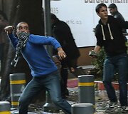 Turkijoje kurdus palaikantys demonstrantai susirėmė su policija