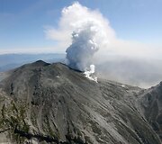 Japonijoje i&scaron;siveržė Ontakės ugnikalnis