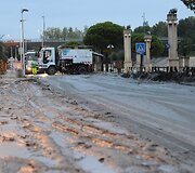 Prancūzijoje atslūgus potvyniui valomos gatvės