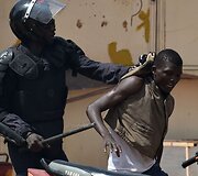 Burkina Faso sostinėje policininkas sulaikė protestuotoją