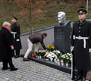 Kariai prie pirmojo atkurtos Nepriklausomos Lietuvos prezidento Algirdo Mykolo Brazausko kapo