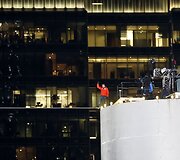 Niko Wallenda pasirodymas 152 metrų auk&scaron;tyje, Čikagoje.