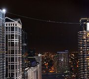 Niko Wallenda pasirodymas 152 metrų auk&scaron;tyje, Čikagoje.