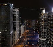 Niko Wallenda pasirodymas 152 metrų auk&scaron;tyje, Čikagoje.
