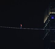 Niko Wallenda pasirodymas 152 metrų auk&scaron;tyje, Čikagoje.