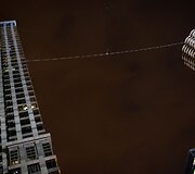 Niko Wallenda pasirodymas 152 metrų auk&scaron;tyje, Čikagoje.