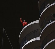 Niko Wallenda pasirodymas 152 metrų auk&scaron;tyje, Čikagoje.