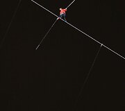Niko Wallenda pasirodymas 152 metrų auk&scaron;tyje, Čikagoje.