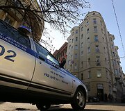 Policijos automobilis prie pastato, kuriame gyvena Marija Gaidar