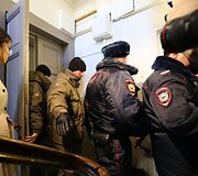 Policininkai i&scaron;eina i&scaron; Marijos Gaidar namų.