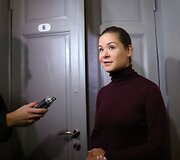 Marija Gaidar kalba su žurnalistais prie savo namų durų.