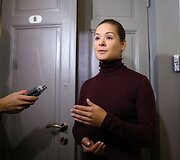Marija Gaidar kalba su žurnalistais prie savo namų durų.