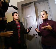 Marija Gaidar kalba su žurnalistais prie savo namų durų.