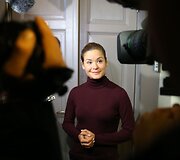 Marija Gaidar kalba su žurnalistais prie savo namų durų.