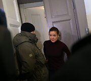 Marija Gaidar kalba su žurnalistais prie savo namų durų.