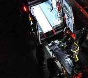 Į greitosios pagalbos automobilį keliamas sužeistas autobuso keleivis
