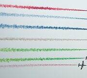 Jungtinės arabų 1-osios akrobatų komandos pasirodymas su MB-339A lėktuvais 
