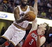 Kyrie Irvingas ir Omeras Asikas