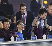 Kinijos prezidento Xi Jinpingo žmona Peng Liyuan ir Rusijos prezidentas Vladimiras Putinas