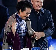 Kinijos prezidento Xi Jinpingo žmona Peng Liyuan ir Rusijos prezidentas Vladimiras Putinas