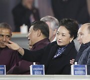 Kinijos prezidento Xi Jinpingo žmona Peng Liyuan kalbasi su Rusijos prezidentu Vladimiru Putinu