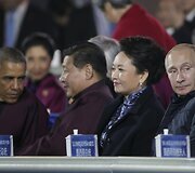 Kinijos prezidento Xi Jinpingo žmona Peng Liyuan ir Rusijos prezidentas Vladimiras Putinas