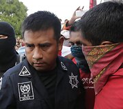 Meksikoje protestuotojai sulaikė riau&scaron;ių policininką