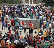 Meksikoje protestuotojai susirėmė su policija.