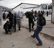Meksikoje protestuotojai susirėmė su policija.