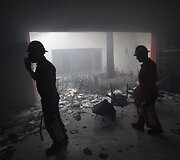 Meksikos gaisrininkai viename i&scaron; nuniokotų valdžios pastatų 