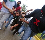 Meksikoje protestuotojai sulaikė riau&scaron;ių policininką
