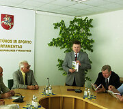 Antanas Laukaitis 2003 m. Lietuvoje pristatė savo autobiografinę knygą &bdquo;Gyvenimo sūkuriuose&ldquo;