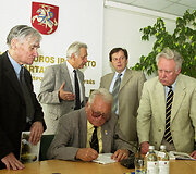 Antanas Laukaitis 2003 m. Lietuvoje pristatė savo autobiografinę knygą &bdquo;Gyvenimo sūkuriuose&ldquo;