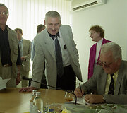 Antanas Laukaitis 2003 m. Lietuvoje pristatė savo autobiografinę knygą &bdquo;Gyvenimo sūkuriuose&ldquo;
