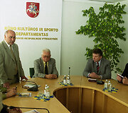 Antanas Laukaitis 2003 m. Lietuvoje pristatė savo autobiografinę knygą &bdquo;Gyvenimo sūkuriuose&ldquo;