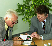 Antanas Laukaitis 2003 m. Lietuvoje pristatė savo autobiografinę knygą &bdquo;Gyvenimo sūkuriuose&ldquo;