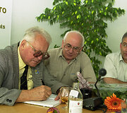 Antanas Laukaitis 2003 m. Lietuvoje pristatė savo autobiografinę knygą &bdquo;Gyvenimo sūkuriuose&ldquo;