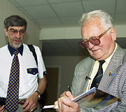 Antanas Laukaitis 2003 m. Lietuvoje pristatė savo autobiografinę knygą &bdquo;Gyvenimo sūkuriuose&ldquo;