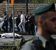 Palestinietis Jeruzalėje savo mikroautobusą nukreipė būrį žmonių.