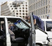 Palestinietis Jeruzalėje savo mikroautobusą nukreipė būrį žmonių.