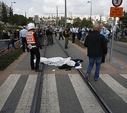 Palestinietis Jeruzalėje savo mikroautobusą nukreipė būrį žmonių.