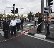 Palestinietis Jeruzalėje savo mikroautobusą nukreipė būrį žmonių.