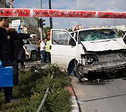 Palestinietis Jeruzalėje savo mikroautobusą nukreipė būrį žmonių.