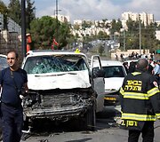 Palestinietis Jeruzalėje savo mikroautobusą nukreipė būrį žmonių.