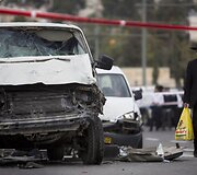 Palestinietis Jeruzalėje savo mikroautobusą nukreipė būrį žmonių.