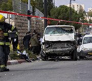 Palestinietis Jeruzalėje savo mikroautobusą nukreipė būrį žmonių.